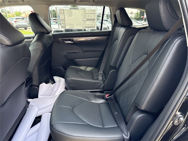 2025 Toyota Highlander Platinum photo 13