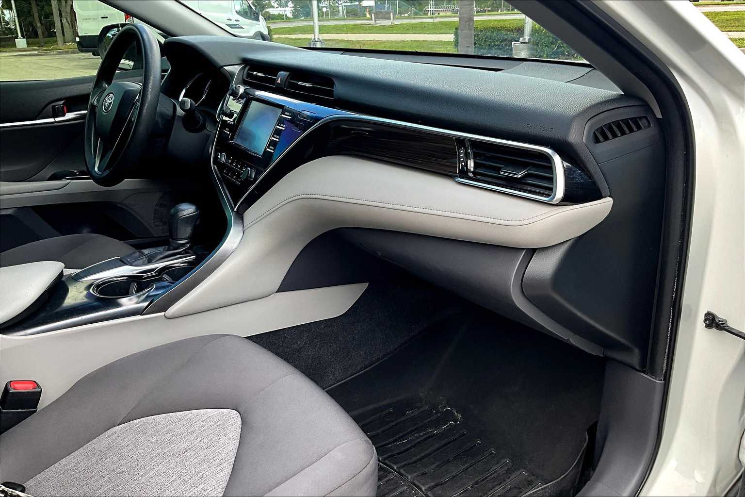 2018 Toyota Camry XLE XSE photo 18