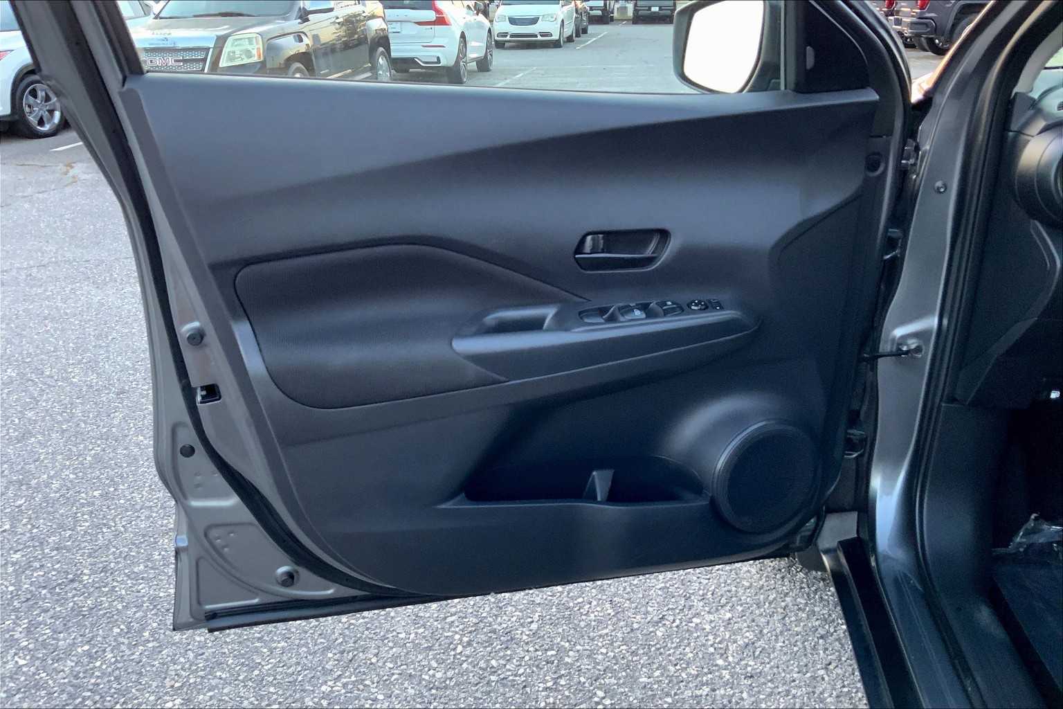 2021 Nissan Kicks S photo 18