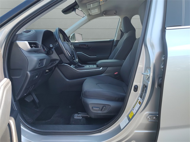 2021 Toyota Highlander LE photo 6