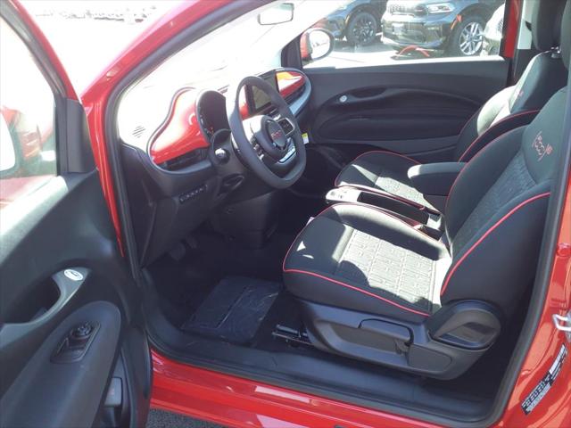 2024 Fiat 500e Red photo 14