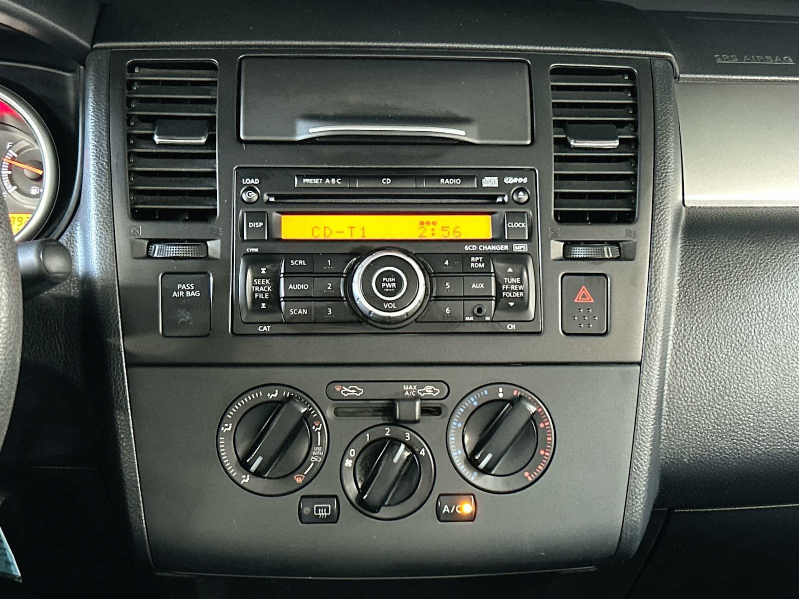 2011 Nissan Versa 1.8 S photo 25