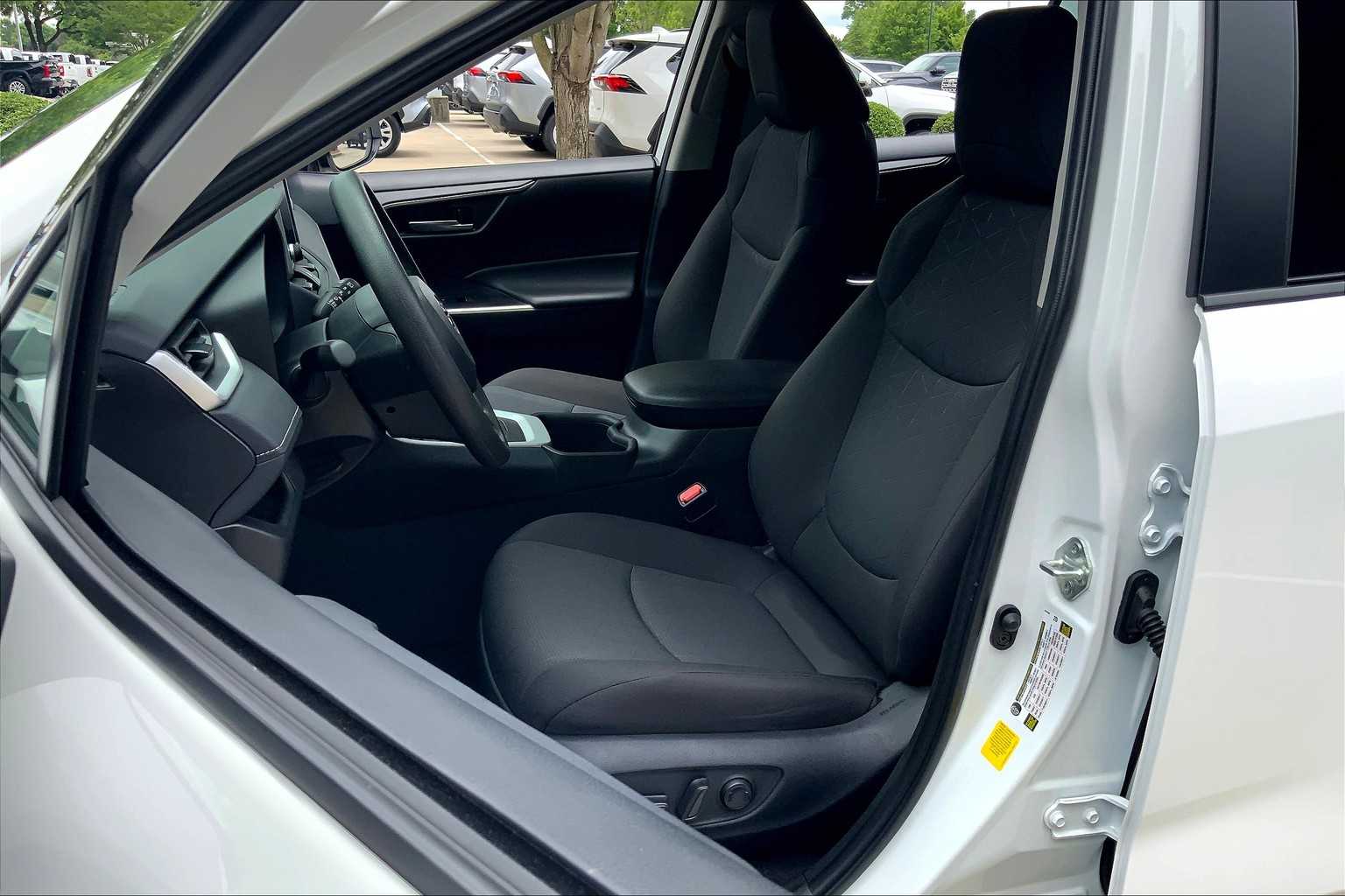 2024 Toyota RAV4 XLE photo 6