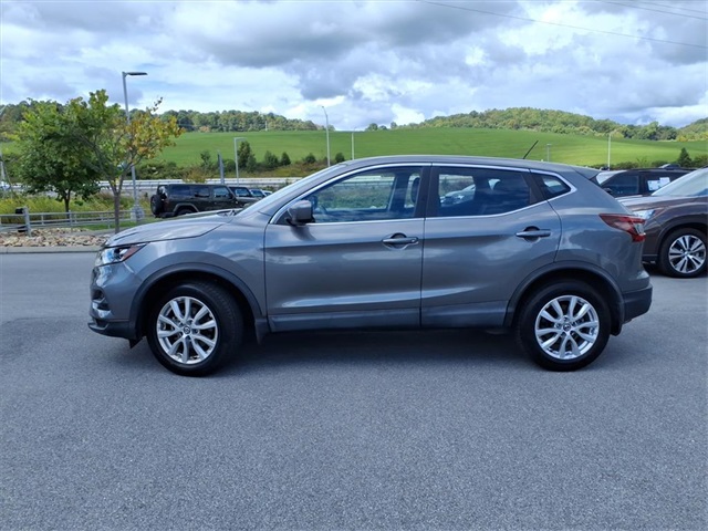 2020 Nissan Rogue Sport S photo 2
