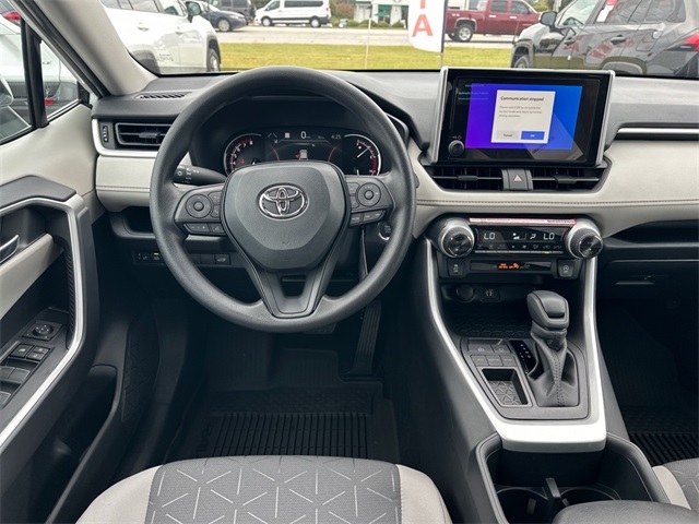 2025 Toyota RAV4 XLE photo 5
