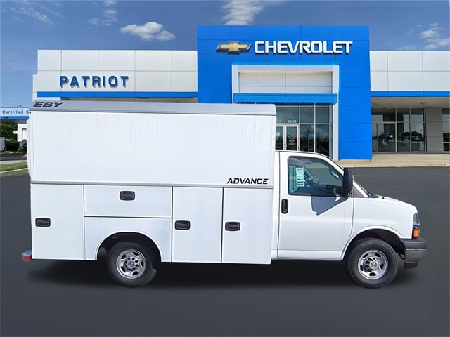 2025 Chevrolet Express Cutaway 3500 photo 2