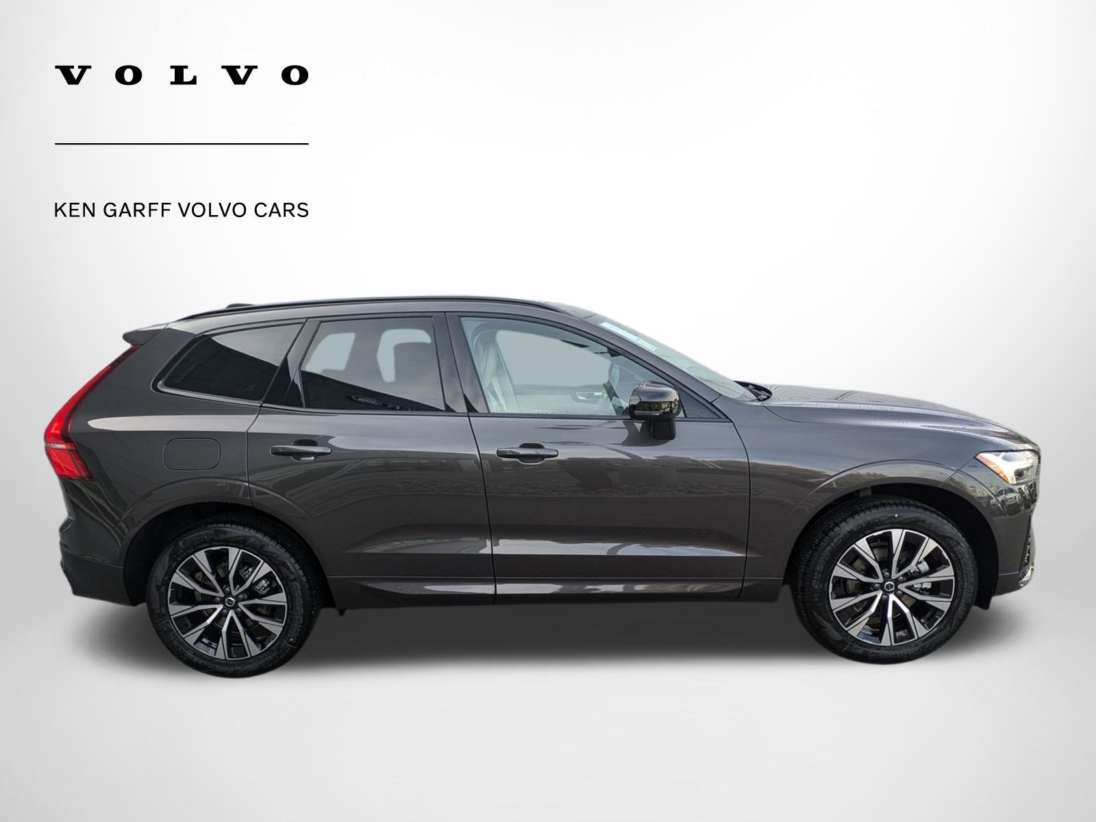 2025 Volvo XC60 Core photo 2
