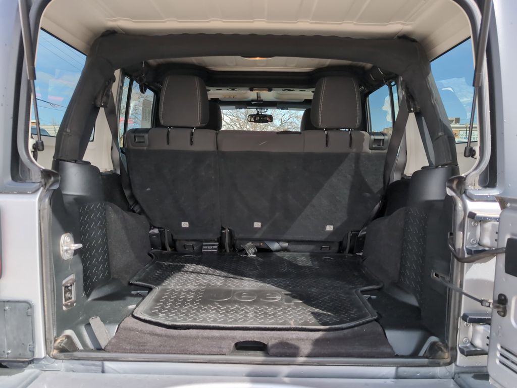 2017 Jeep Wrangler Unlimited Sahara photo 23
