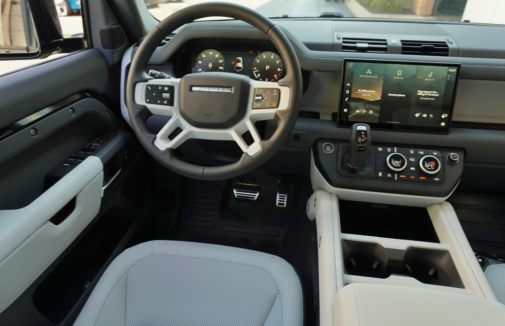 2025 Land Rover Defender 110 S photo 14