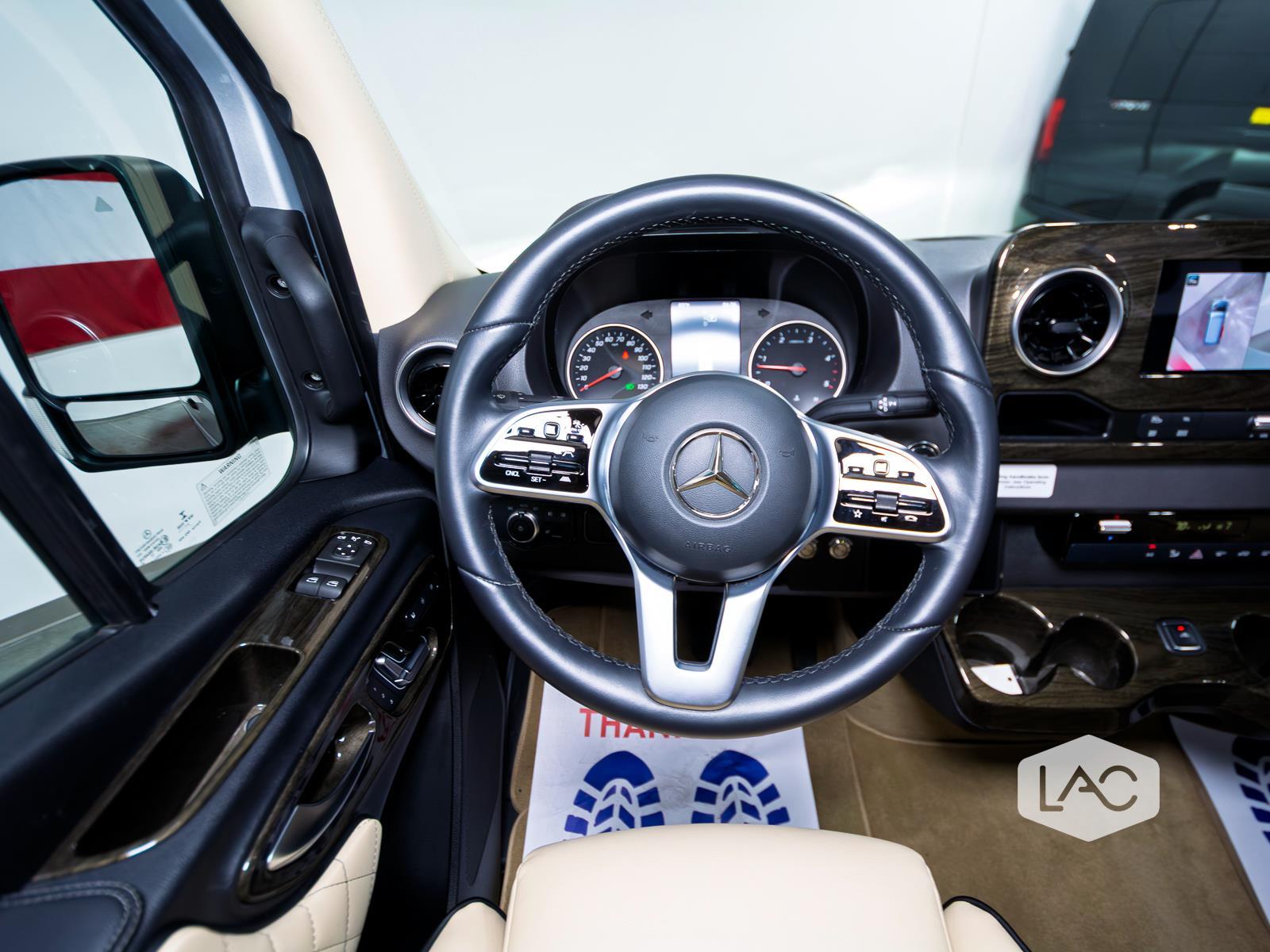 2022 Mercedes Benz Sprinter Cargo Van photo 9