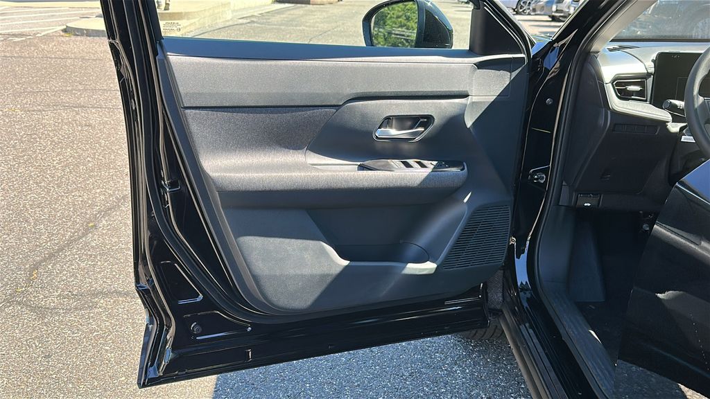 2025 Nissan Kicks SV photo 9