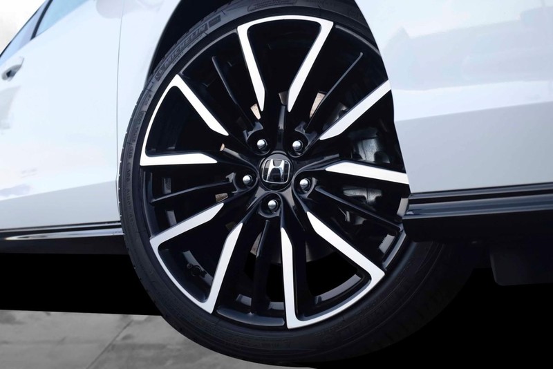 2025 Honda Accord Hybrid Touring photo 2