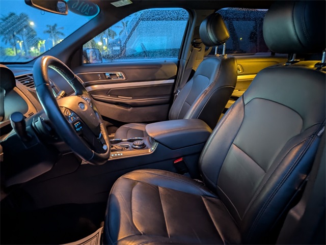 2016 Ford Explorer XLT photo 2