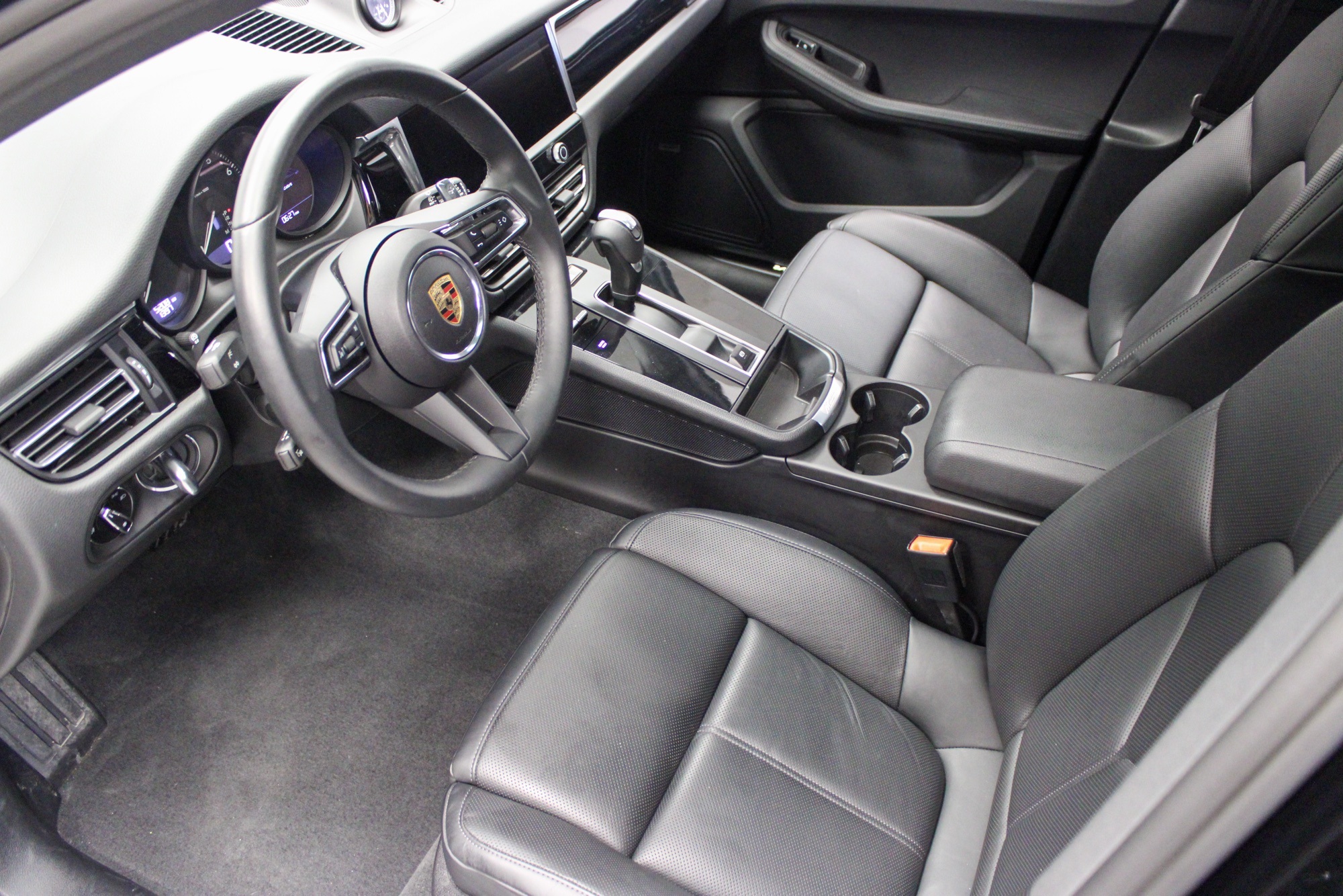 2025 Porsche Macan Base photo 4
