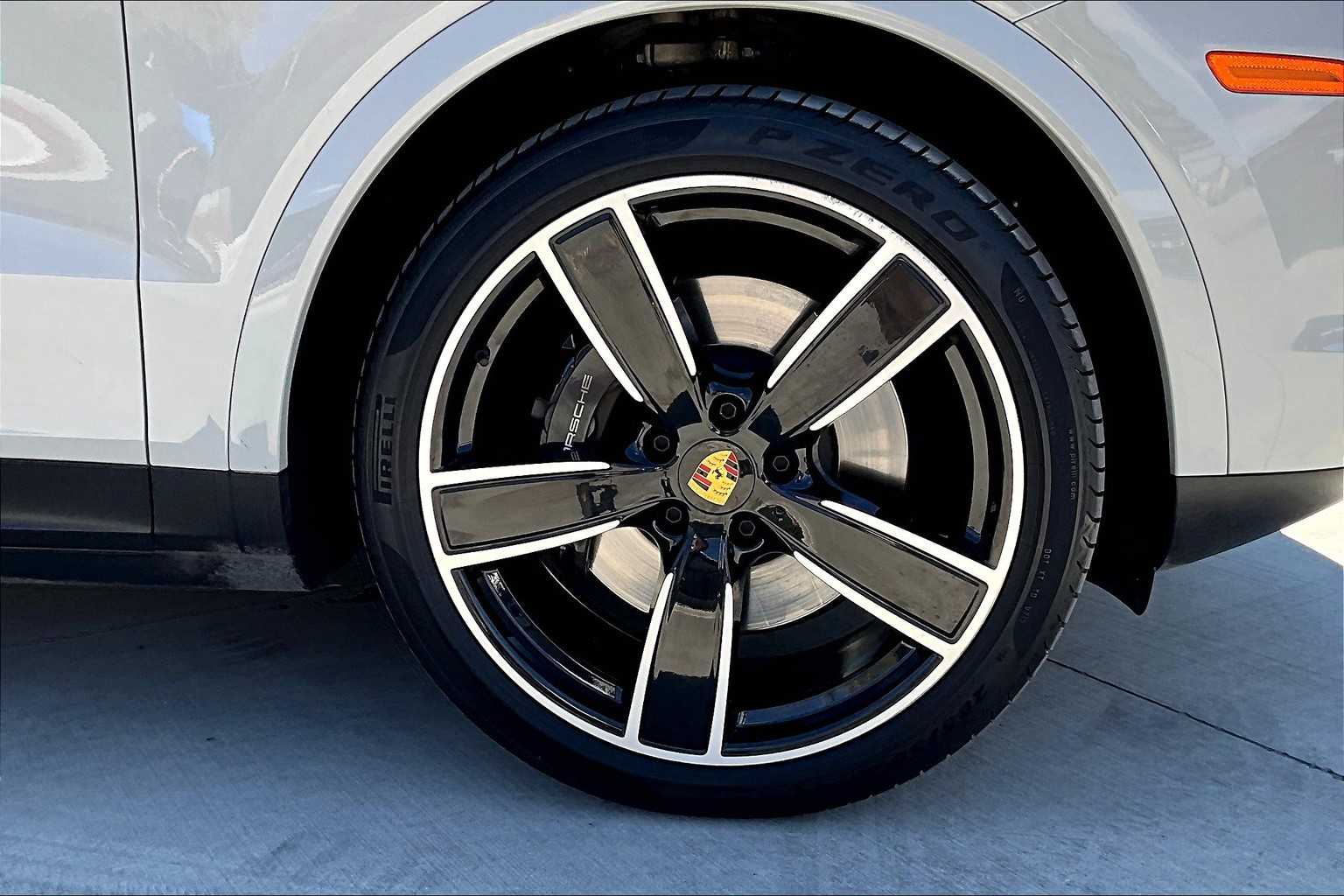 2023 Porsche Cayenne S Platinum Edition photo 10