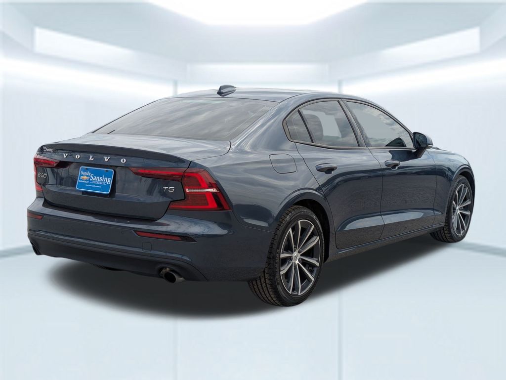 2021 Volvo S60 T5 Momentum photo 4