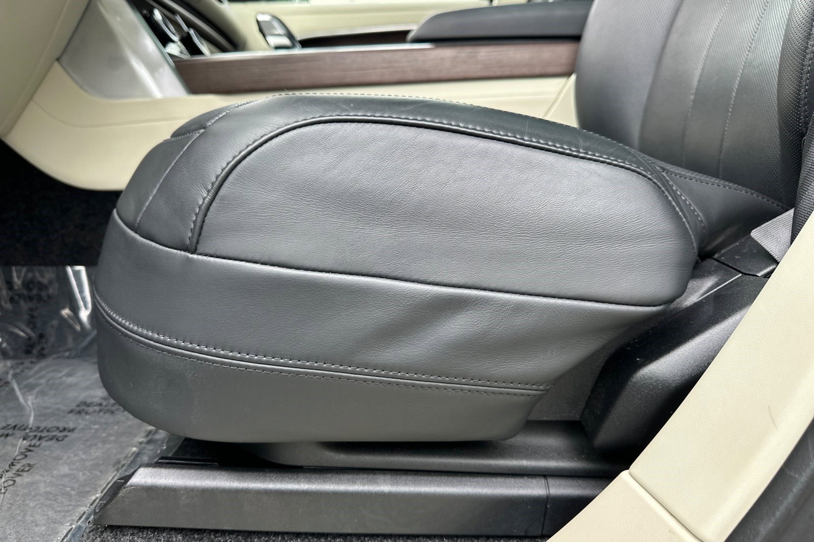 2023 Land Rover Range Rover SE photo 16