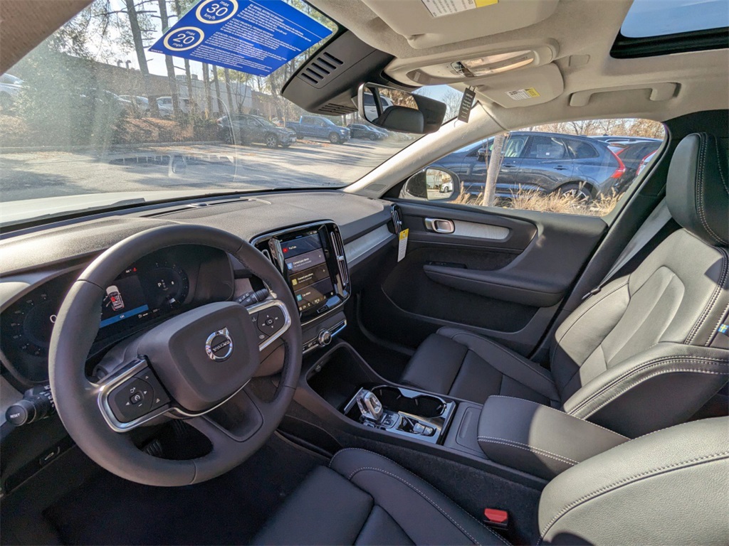 2025 Volvo XC40 Plus photo 7