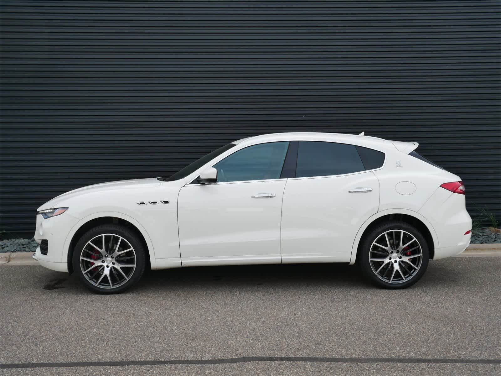 2017 Maserati Levante photo 2