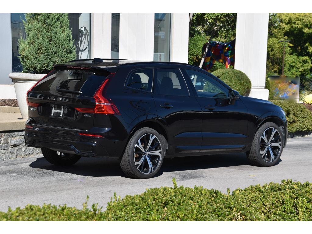 2025 Volvo XC60 B5 photo 2