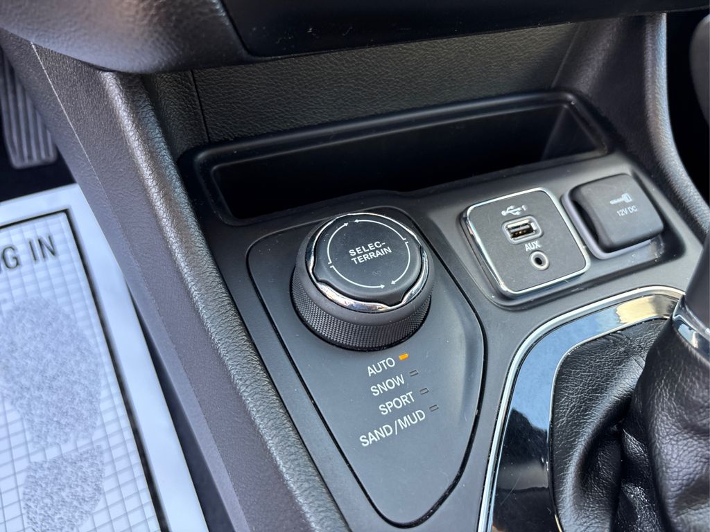 2019 Jeep Cherokee Limited photo 28
