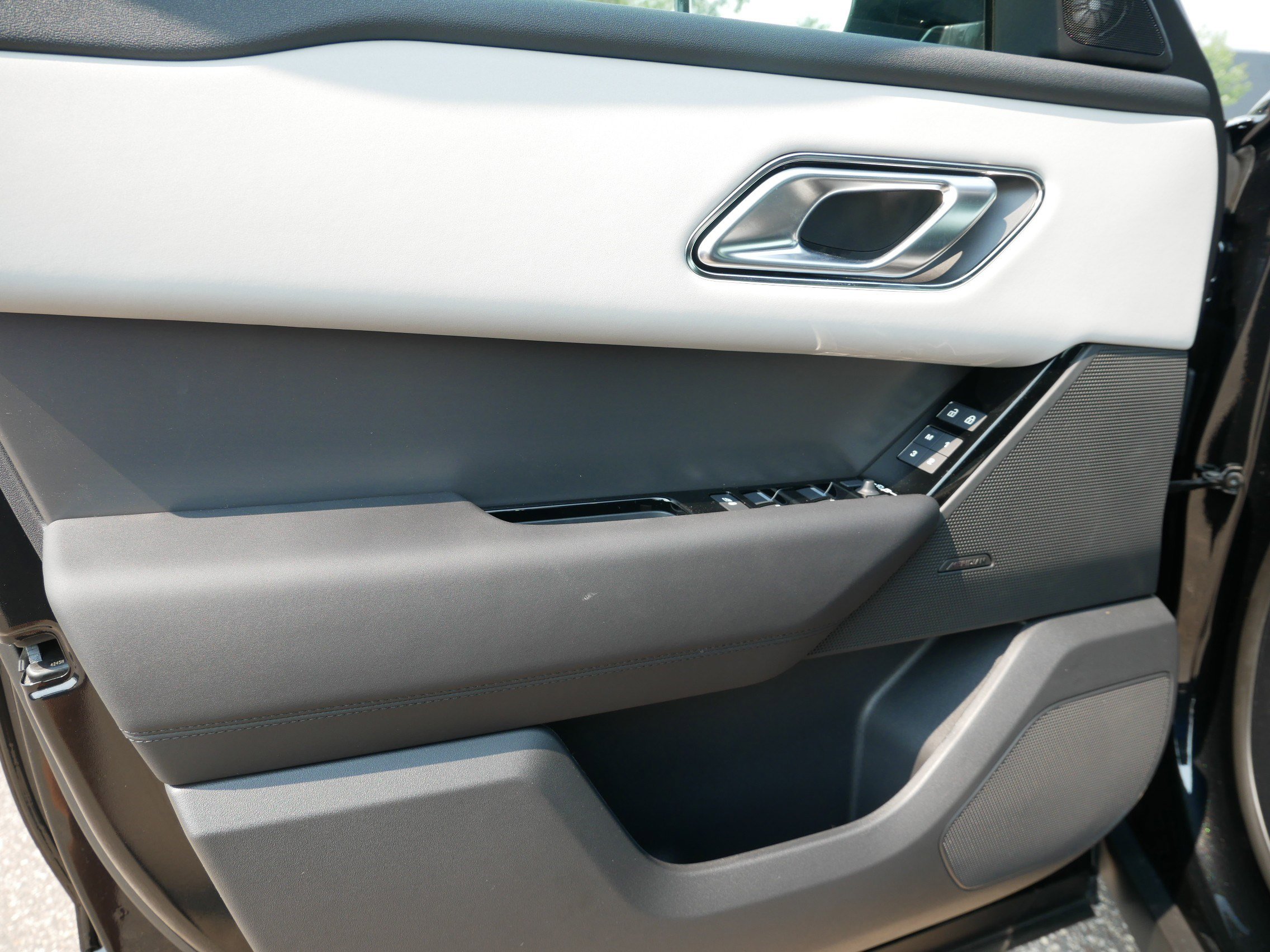 2026 Land Rover Range Rover Velar S photo 4