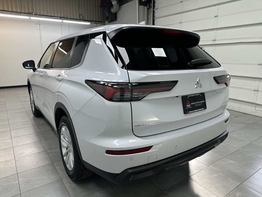 2025 Mitsubishi Outlander ES photo 3