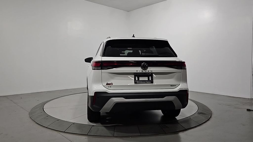 2025 Volkswagen Tiguan SE photo 3