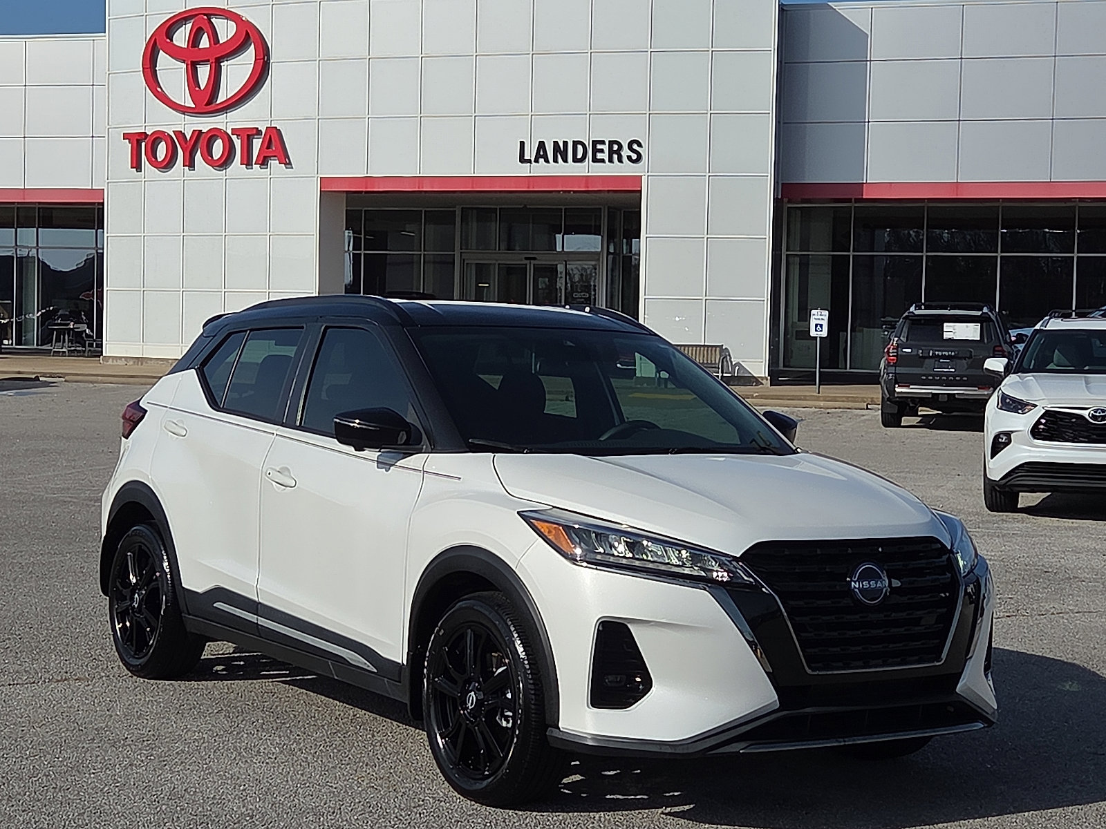 2024 Nissan Kicks SR's photo