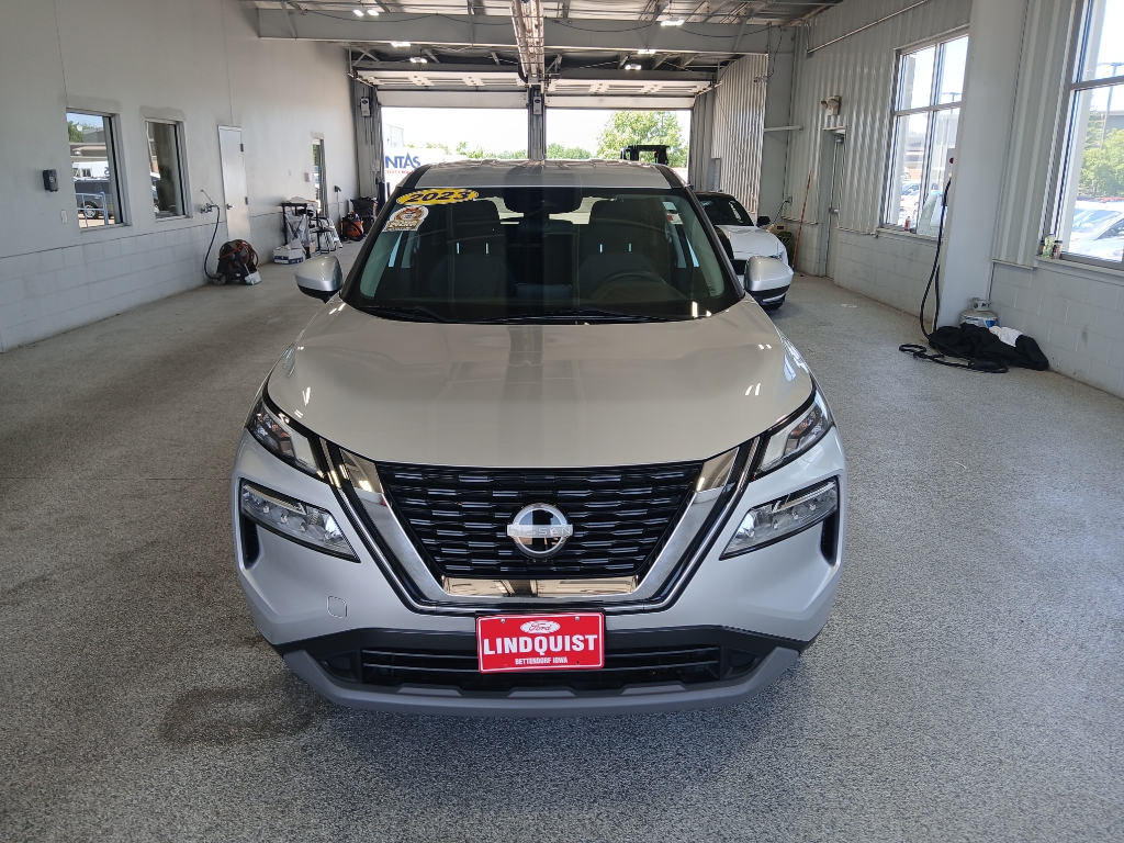 2023 Nissan Rogue SV photo 3
