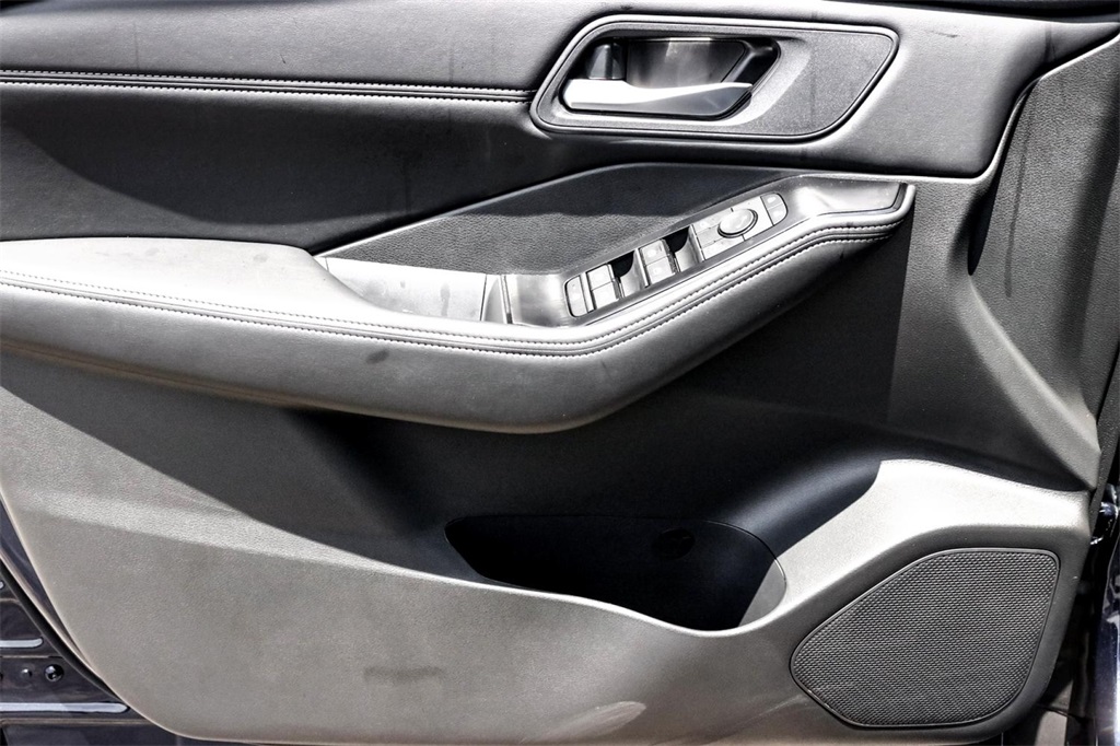 2025 Nissan Rogue SV photo 7