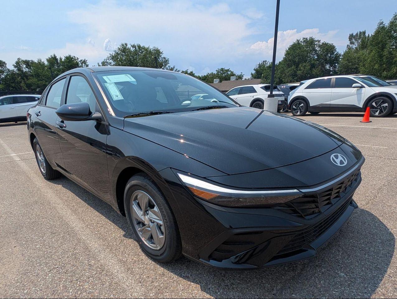 2025 Hyundai Elantra SE photo 8