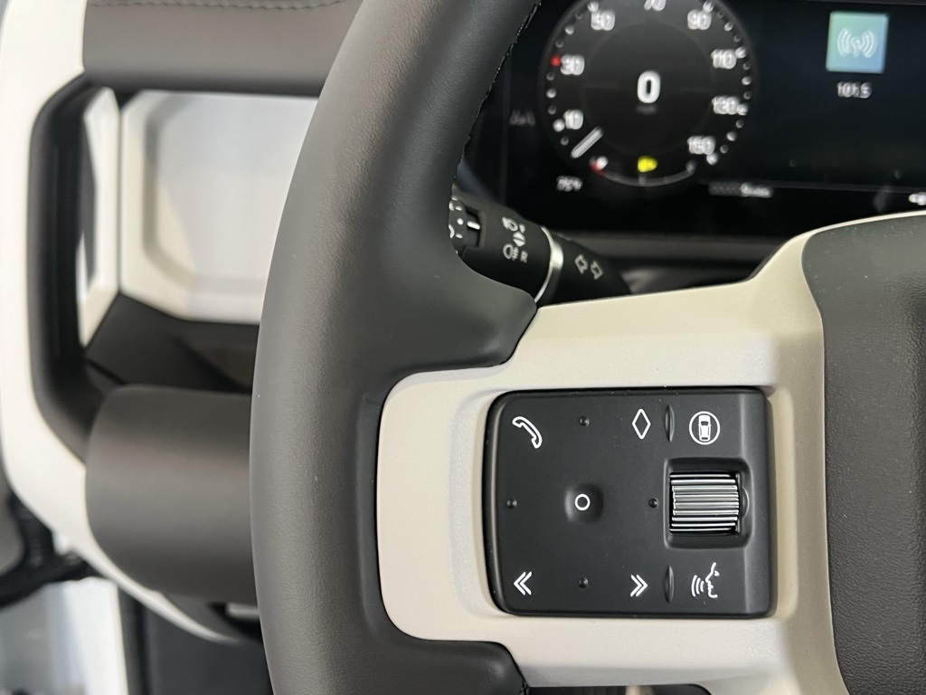 2025 Land Rover Defender 130 X-Dynamic SE photo 18