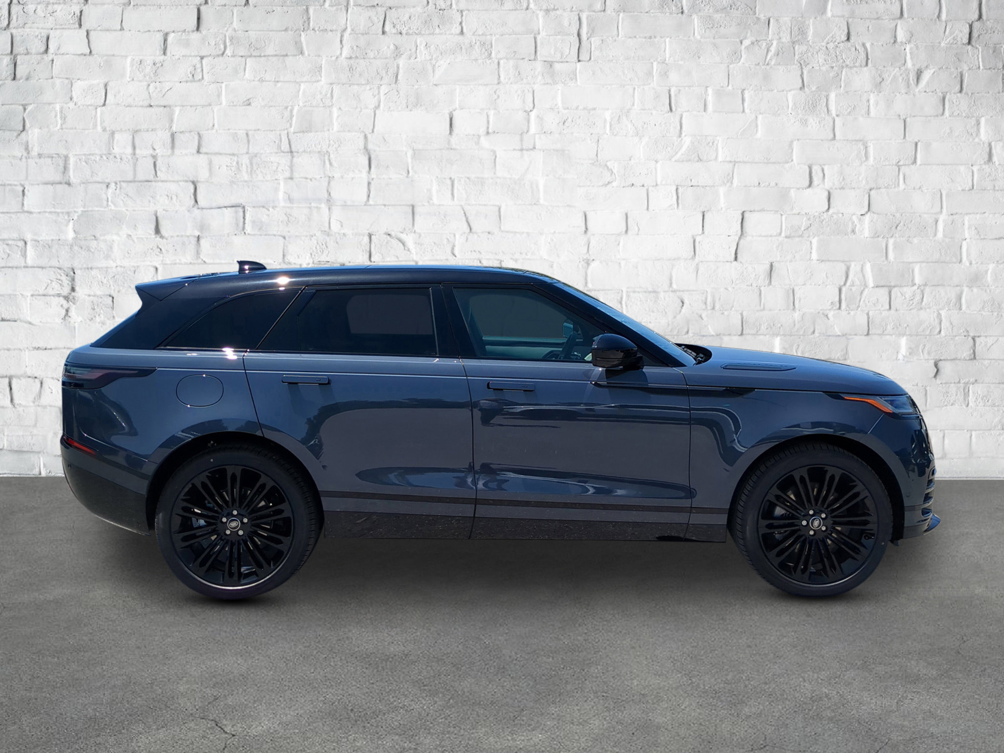 2026 Land Rover Range Rover Velar SE photo 3