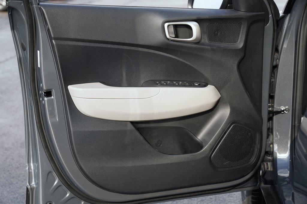 2025 Hyundai Venue SEL photo 7