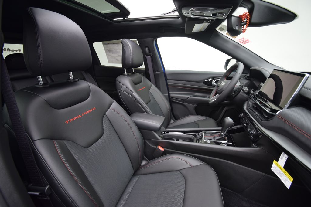 2025 Jeep Compass Trailhawk photo 13