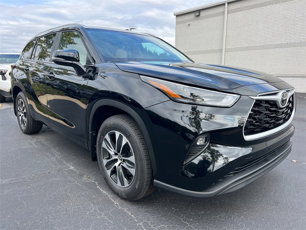 2025 Toyota Highlander XLE's photo
