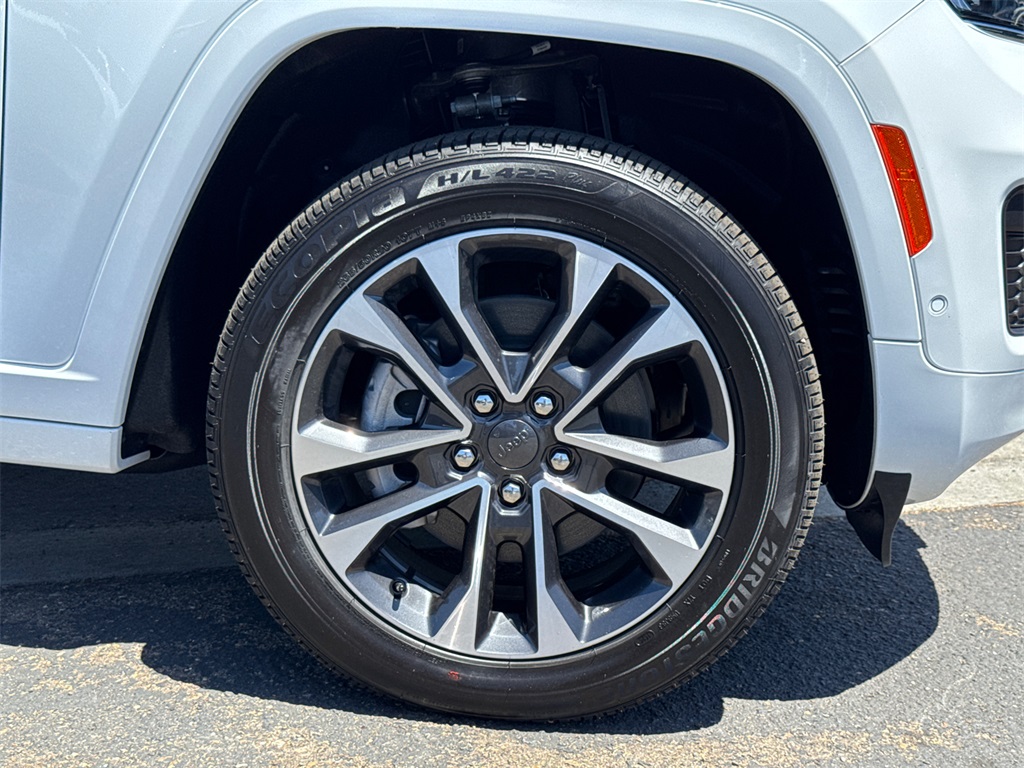 2025 Jeep Grand Cherokee Overland photo 6
