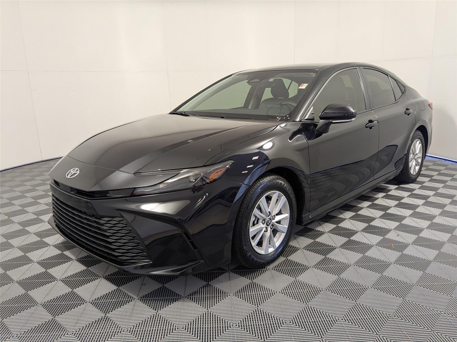 2025 Toyota Camry LE's photo