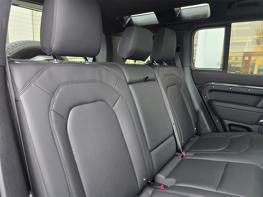 2025 Land Rover Defender 110 S photo 27