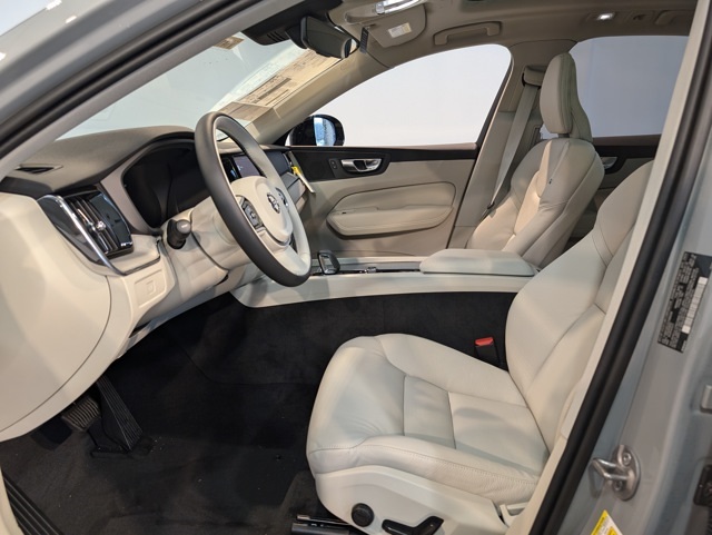 2025 Volvo XC60 B5 Plus photo 8