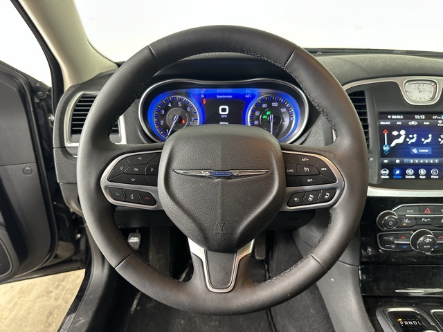 2023 Chrysler 300 Touring L photo 3