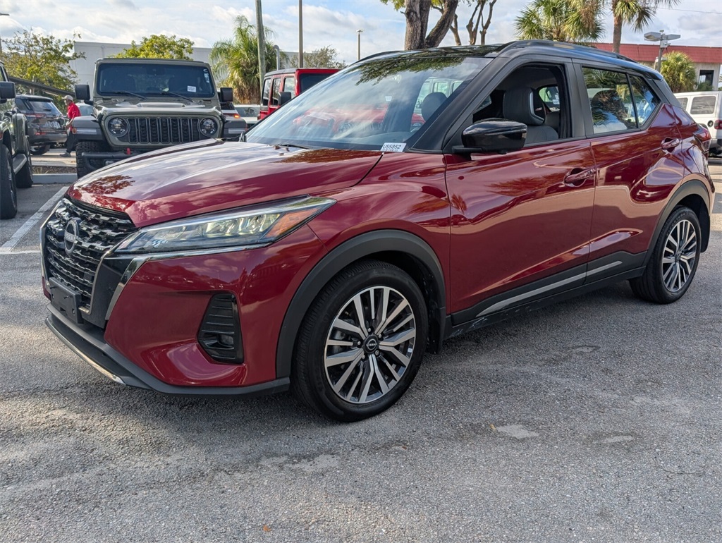 2023 Nissan Kicks SR photo 3