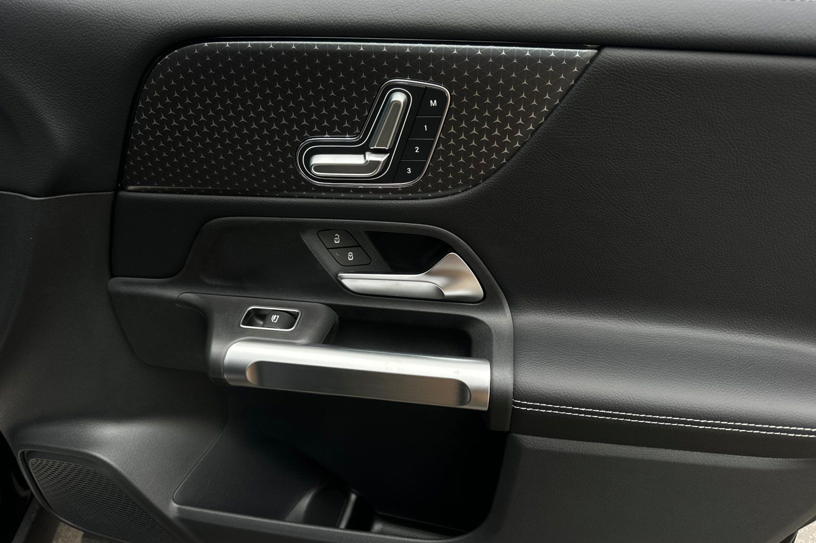 2025 Mercedes Benz GLB 250 photo 28