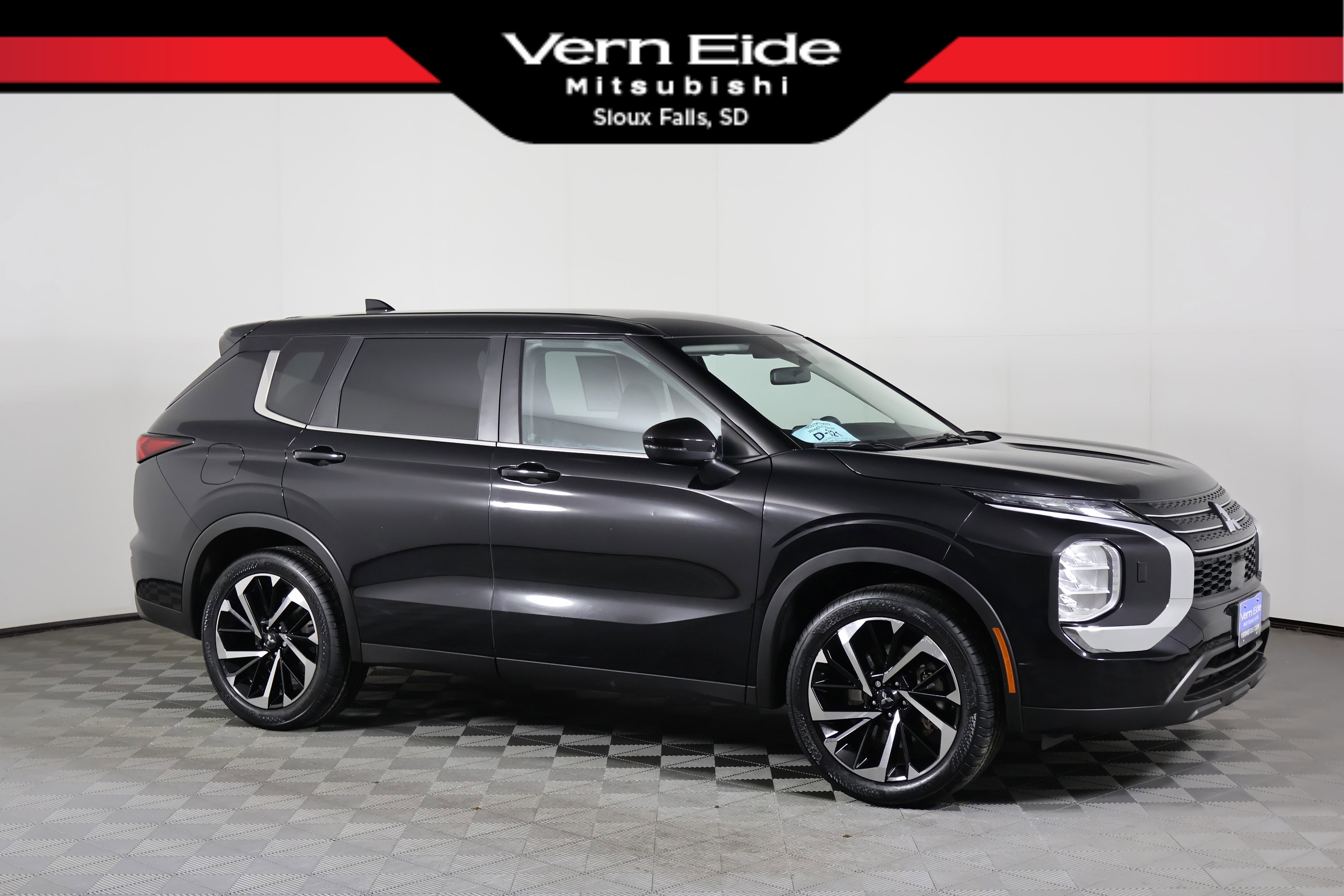 2022 Mitsubishi Outlander ES's photo