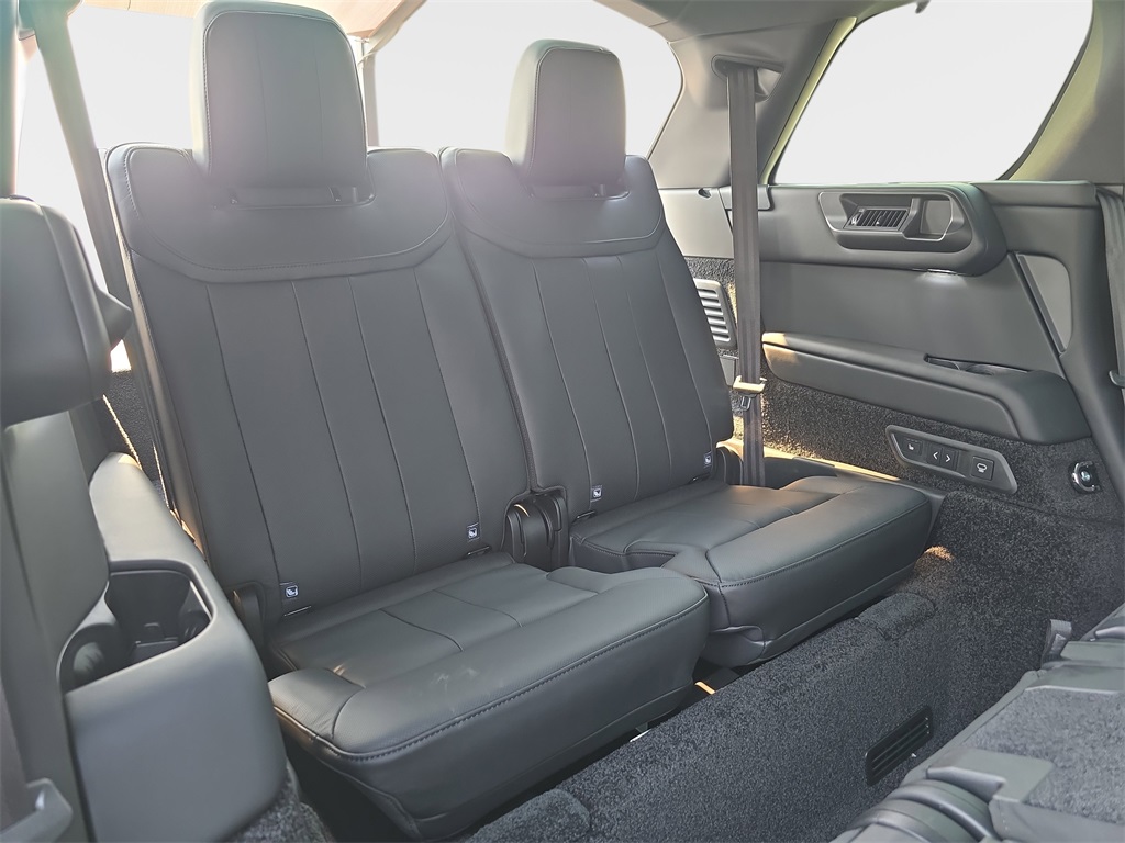 2025 Land Rover Range Rover SE photo 12
