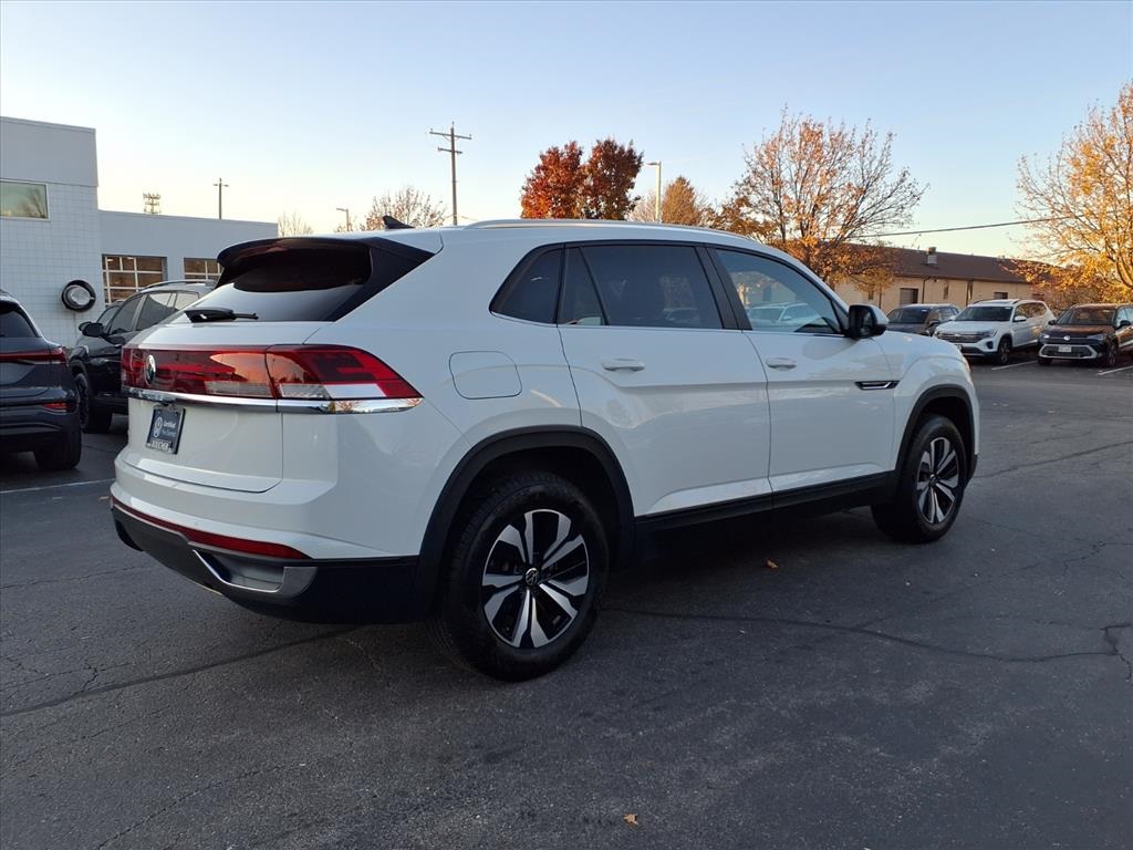 2024 Volkswagen Atlas Cross Sport SE photo 2
