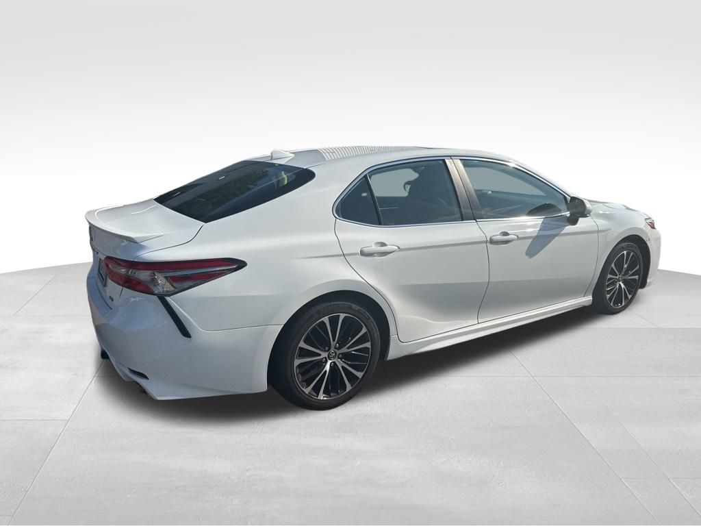2019 Toyota Camry SE photo 3