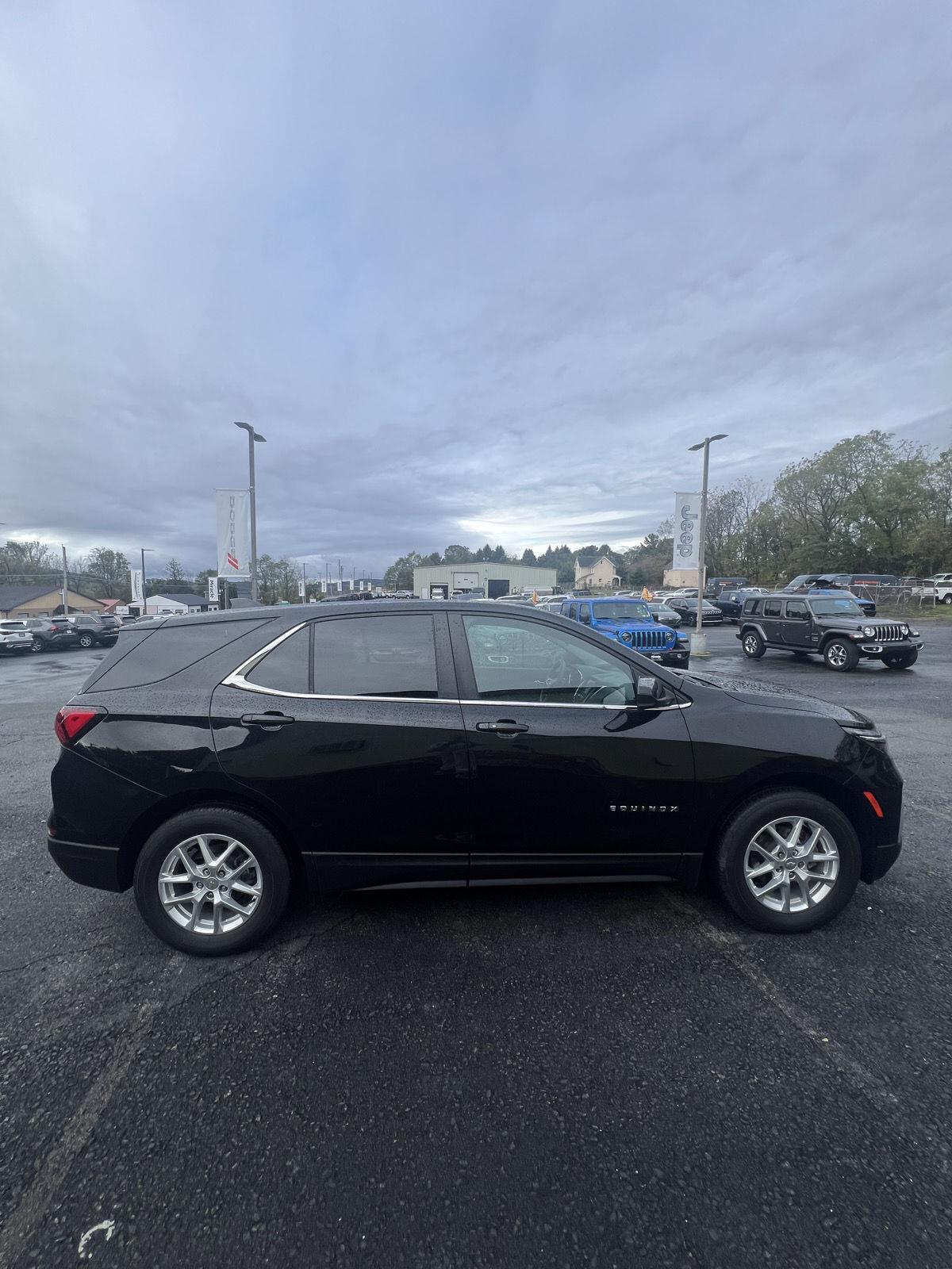 2022 Chevrolet Equinox LT photo 2