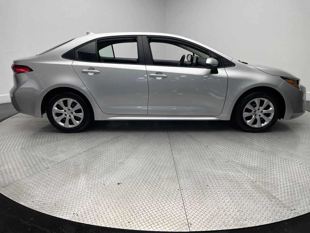 2025 Toyota Corolla LE photo 4